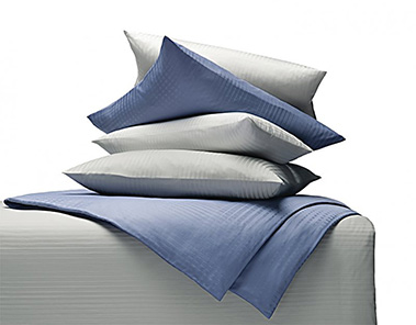 Bettzubehör unter anderem Kissen, Bettzeug, Bettdecken, Bettwäsche, Spannbettlaken und Matrazenschoner 